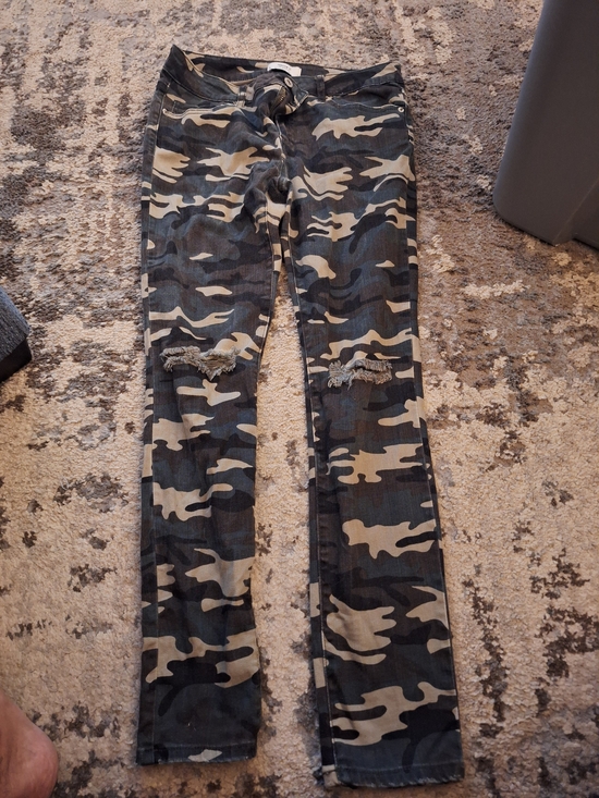 Forever 21 Denim - Forever 21 Women’s Camo Distressed Skinny Jeans - Black & Tan